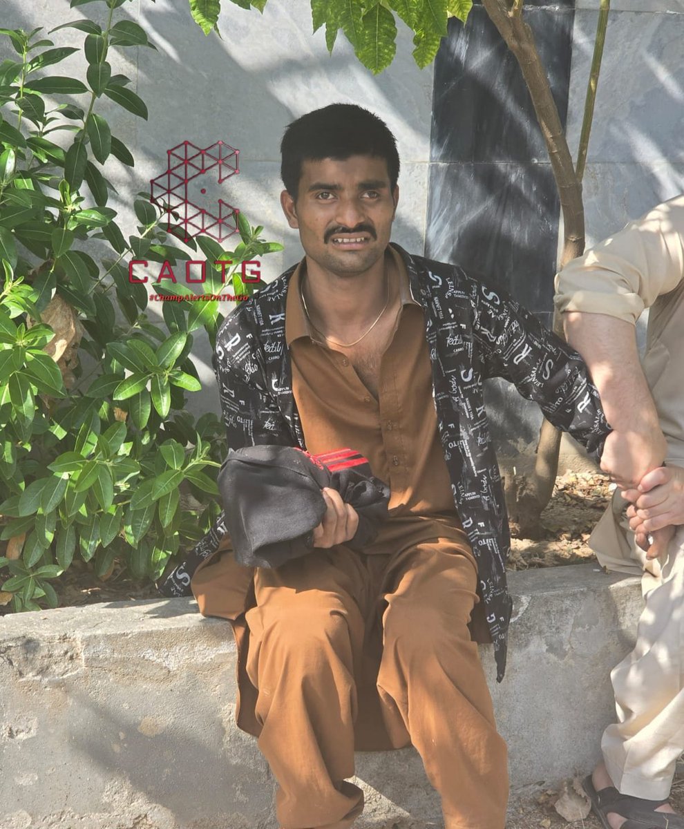 shaheryarhassan's tweet photo. #Islamabad: #FailedRobbery
On 17/10/25 in F-10/3, St.60 around 1:30pm 3 people entered the basement to steal valuables but luckily the whole family was at home. 2 ran away & 1 got caught by family members. He was taken to Shalimar Police Station. More stolen phones were recovered from him which were apparently stolen from other houses. Investigation underway. #ChampAlertsOnTheGo #CAOTG