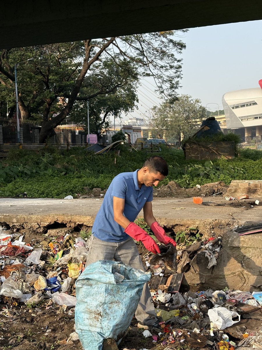 puneploggers's tweet photo. Drive No : 596
River Cleanup at Omkareshwar, Pune 📍

Glimpses from our last drive
18 Volunteers and we collected 120 bags of plastic and 4 bags of liquor Bottels

Please RT and spread the awareness

#clean #Pune #environment
#saveearth #ClimateEmergency https://t.co/VTPjMBMg5h