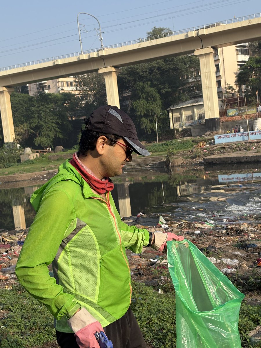 puneploggers's tweet photo. Drive No : 596
River Cleanup at Omkareshwar, Pune 📍

Glimpses from our last drive
18 Volunteers and we collected 120 bags of plastic and 4 bags of liquor Bottels

Please RT and spread the awareness

#clean #Pune #environment
#saveearth #ClimateEmergency https://t.co/VTPjMBMg5h