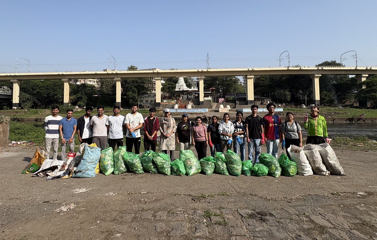 puneploggers's tweet photo. Drive No : 596
River Cleanup at Omkareshwar, Pune 📍

Glimpses from our last drive
18 Volunteers and we collected 120 bags of plastic and 4 bags of liquor Bottels

Please RT and spread the awareness

#clean #Pune #environment
#saveearth #ClimateEmergency https://t.co/VTPjMBMg5h