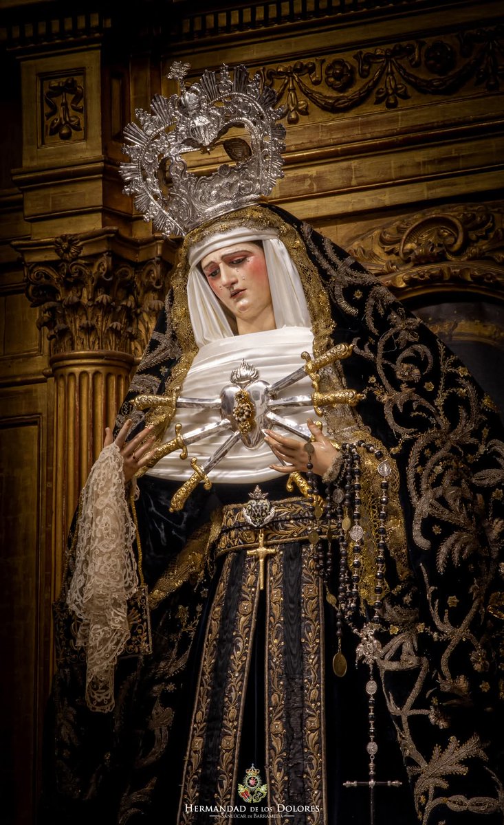 La Imagen de Nuestra Amantísima Titular, Nuestra Señora de los Dolores Coronada, ha sido ataviada por su vestidor, D. Antonio Bejarano Ruiz <a href="/abejaranito/">Antonio Bejarano</a>, con motivo de la Festividad de Todos los Santos y la Conmemoración de los Fieles Difuntos.

facebook.com/share/1FcQ1BNP…