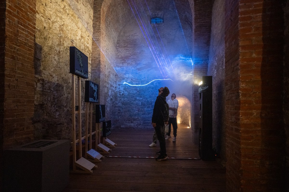 motus_art's tweet image. HardLight — an ocean of light and movement that visitors could 'touch'.
The exhibition UNFRAMED at Bastione del Parlascio (Pisa) ended on October 12, but its energy still lingers in our minds 💙

📷Elena Pardini
Curated by: @KomarekNFT 

#UNFRAMED @wickedlasers #LightArt