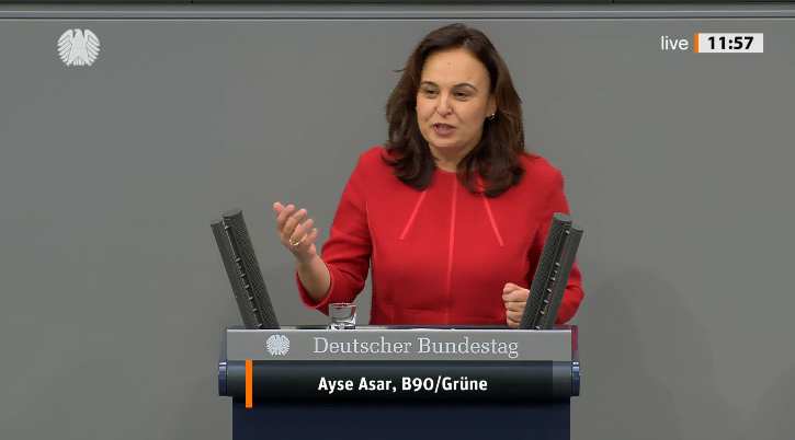 Wir wollen eine BAföG-Reform. <a href="/AyseAsar4/">Ayşe Asar</a>: "Die Lebenshaltungskosten steigen, die Mieten explodieren. Viele junge Menschen können sich ihr Studium kaum noch leisten. Wir wollen ein BAföG, das Bildung für alle verspricht. Ein BAföG, das niemanden zurücklässt."