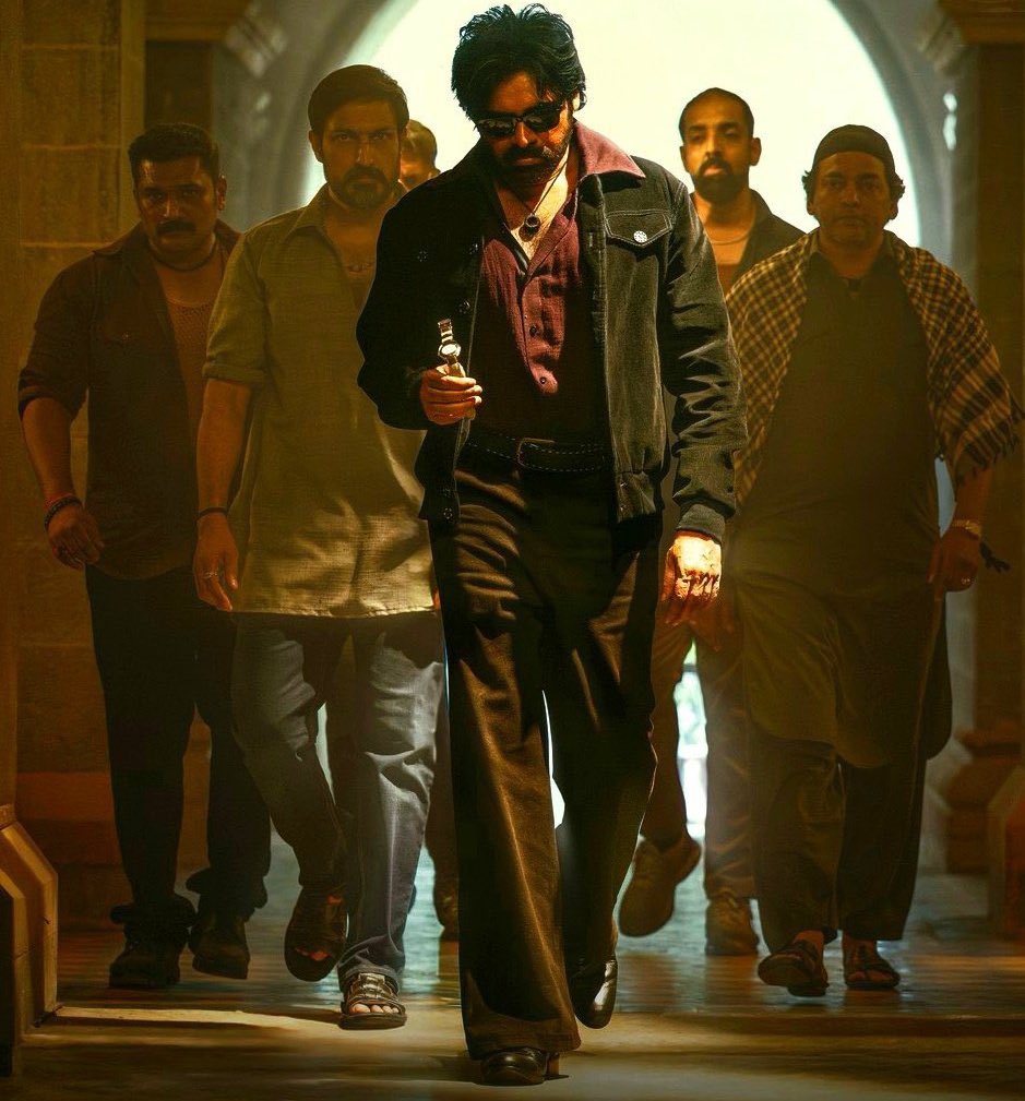 Bolly_BoxOffice's tweet image. Define aura & screen presence ? I’ll start