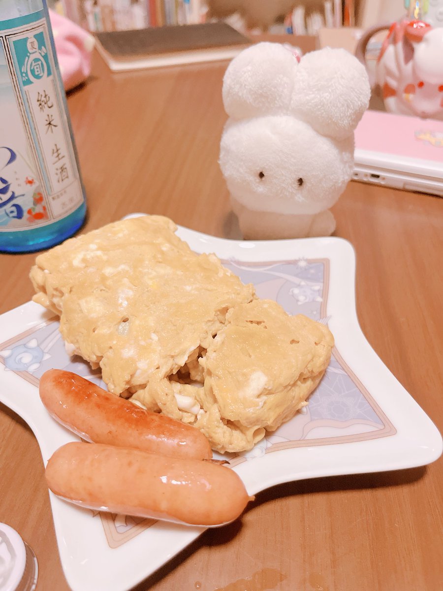 深夜食堂久しぶりに観たらどうしてもだし巻き玉子食べたくなって
初めて作って見たけどむずかしくてぼろぼろに…でも味は美味しくできたので、精進します！