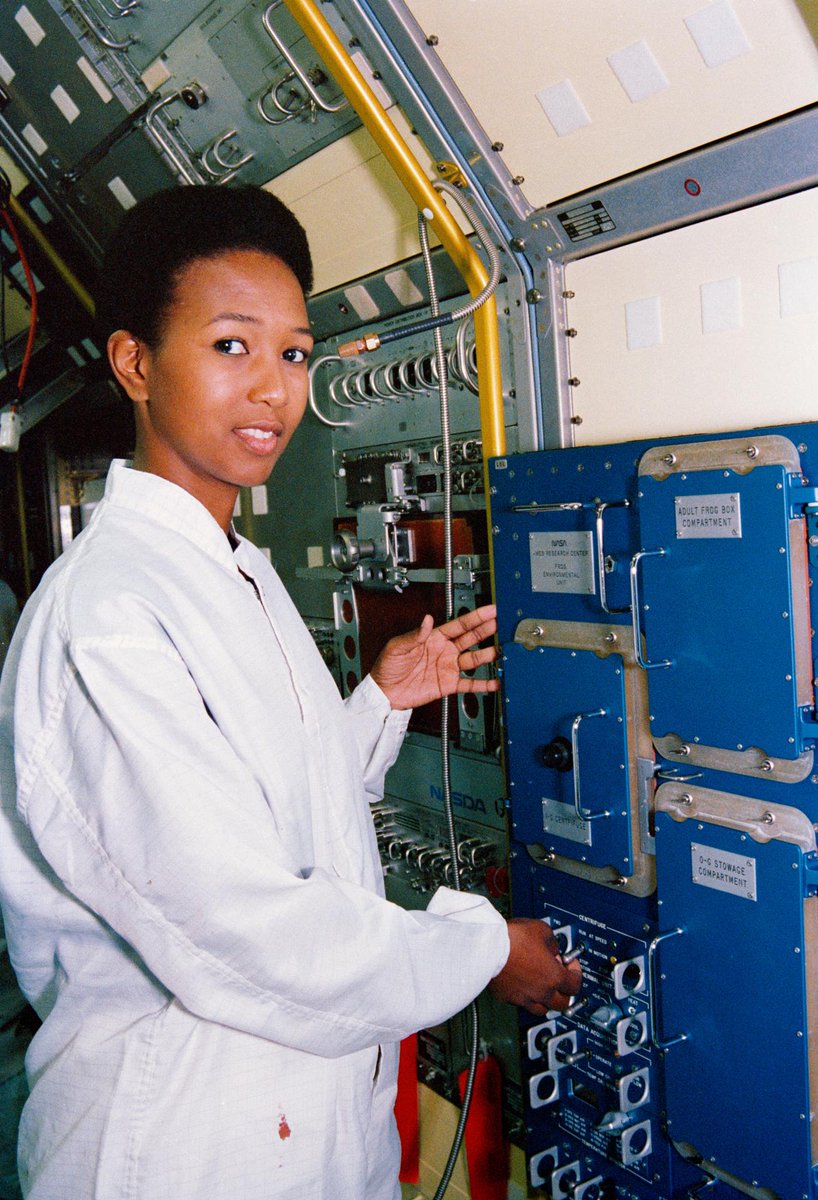 SpaceBiz1's tweet image. 👩‍🚀 OTD in #SpaceHistory: Mae C. Jemison was born in 1956. She became the first African American woman in space aboard Space Shuttle Endeavour (STS-47) in 1992.

Aboard the shuttle, she studied how spaceflight affects humans and cells 🧪

📸: NASA