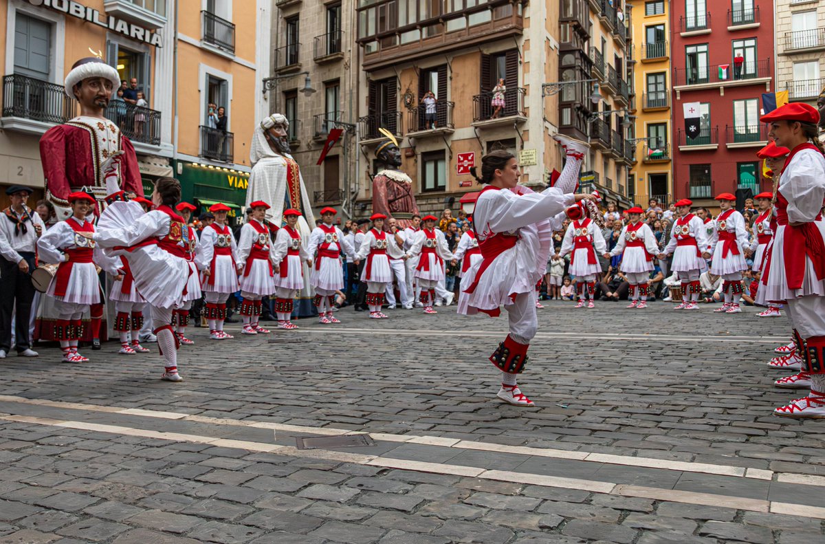 Nahi baino asteburu intentsoagoa izan dugu irailaren 5etik 8rakoa. Bandera-dantza, elizaren betoa, gero ez, Trokeo-dantza, soka-dantza...
Iruñea batu zuenari gorazarre:
dantzan.eus/kidea/dugunadt…