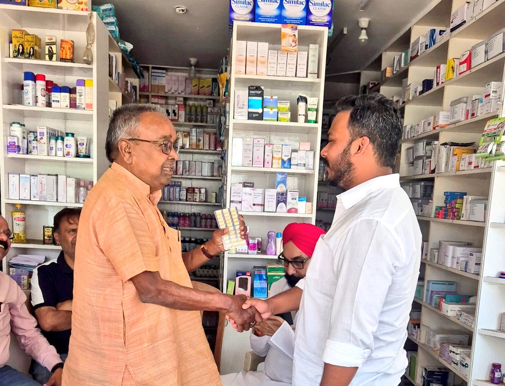 sagarcharandas's tweet image. Yesterday, in Khariar Road, I spent time with my Congress colleagues at a medical store, engaging in discussions on various important matters. I am grateful to the esteemed former Kantabanji MLA, Shri Santosh Singh Saluja ji, for joining us. Every perspective shared strengthens…