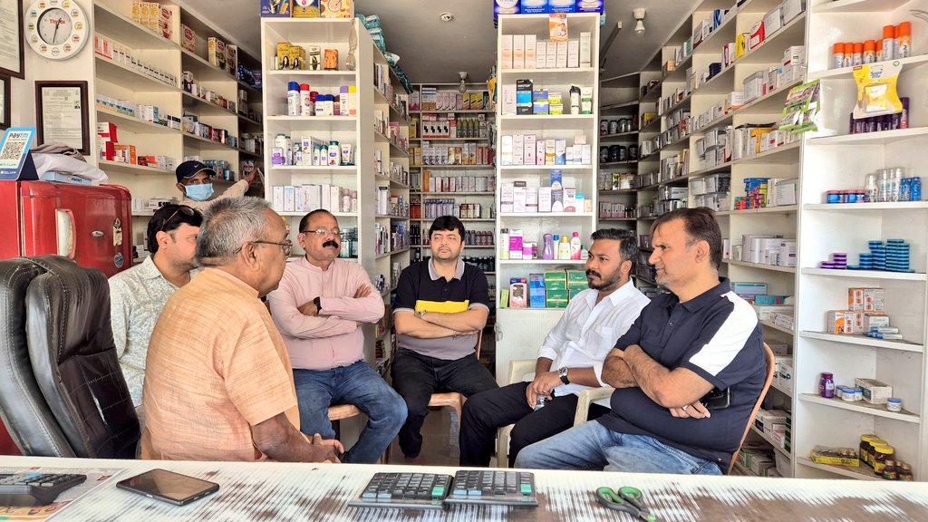 sagarcharandas's tweet image. Yesterday, in Khariar Road, I spent time with my Congress colleagues at a medical store, engaging in discussions on various important matters. I am grateful to the esteemed former Kantabanji MLA, Shri Santosh Singh Saluja ji, for joining us. Every perspective shared strengthens…