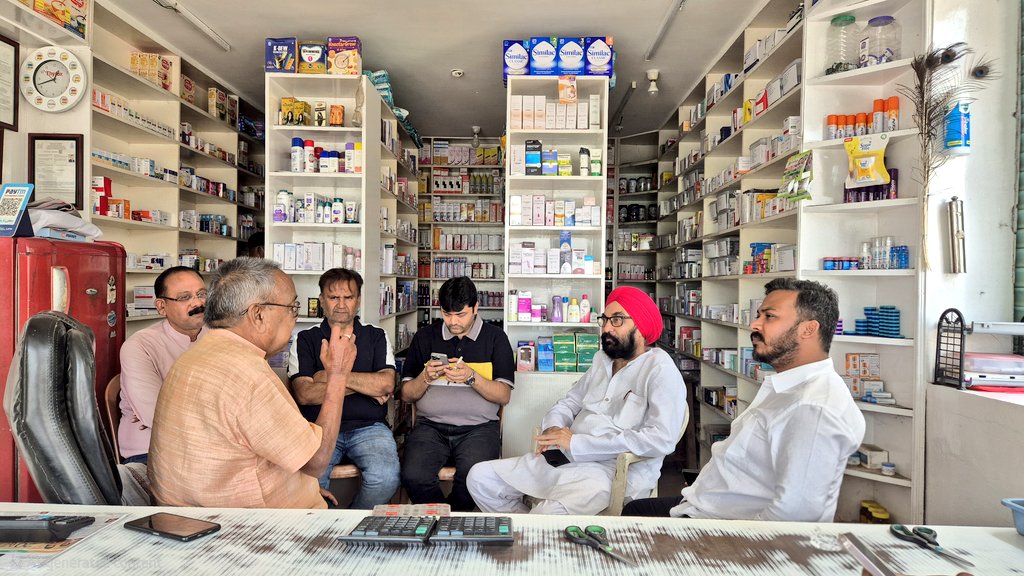sagarcharandas's tweet image. Yesterday, in Khariar Road, I spent time with my Congress colleagues at a medical store, engaging in discussions on various important matters. I am grateful to the esteemed former Kantabanji MLA, Shri Santosh Singh Saluja ji, for joining us. Every perspective shared strengthens…