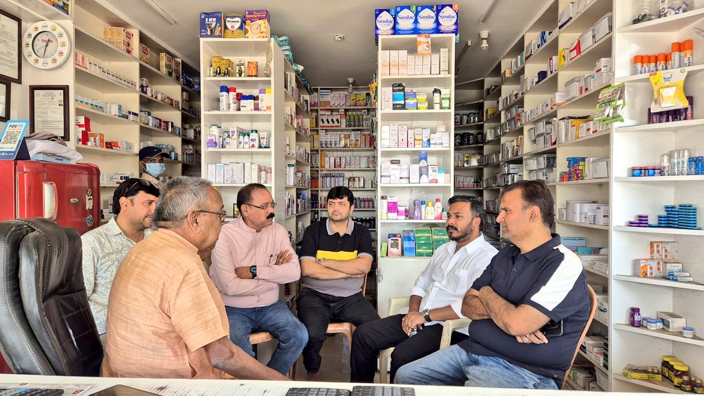 sagarcharandas's tweet image. Yesterday, in Khariar Road, I spent time with my Congress colleagues at a medical store, engaging in discussions on various important matters. I am grateful to the esteemed former Kantabanji MLA, Shri Santosh Singh Saluja ji, for joining us. Every perspective shared strengthens…