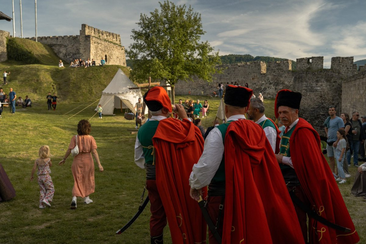 BalkanDiskurs's tweet photo. Ljubitelji fantastike, stripova, srednjovjekovlja i društvenih igara od prošle godine okupljaju se u organizaciji #RTCFantaCon. Prave kostime, igraju različite uloge, čitaju, uče i druže se. Više o tome na https://t.co/hnKbqEbSdF

#BalkanDiskurs  #PCRCBiH #fantazija #vranduk https://t.co/eJCyWKqhUv