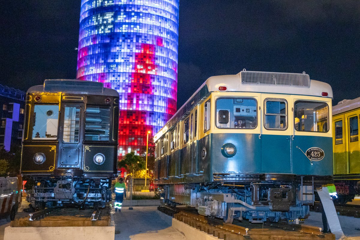 🚃 Ja han arribat a l'esplanada de La Farinera del Clot tots els cotxes restaurats #metrobcn (sèries 100, 300, 400, 1100 i 3000) per a l'exposició de trens històrics que obrirà al públic la setmana del 10 de novembre amb motiu dels #100anysmetrobcn. 
🔗ow.ly/L9OQ50XcXUr