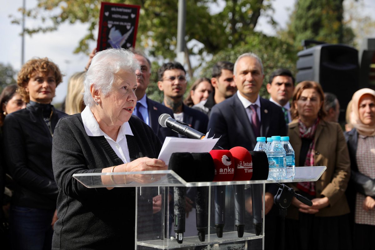 Büyük ailemizle omuz omuzayız. 

Aile Dayanışma Ağı’nın 10. buluşmasını gerçekleştirdik. 

Ailelerimizle birlikte yol arkadaşlarımız için adalet mücadelemizi sürdürmeye; haksızlığa karşı annelerin, eşlerin ve evlatların sesi olmaya devam edeceğiz.