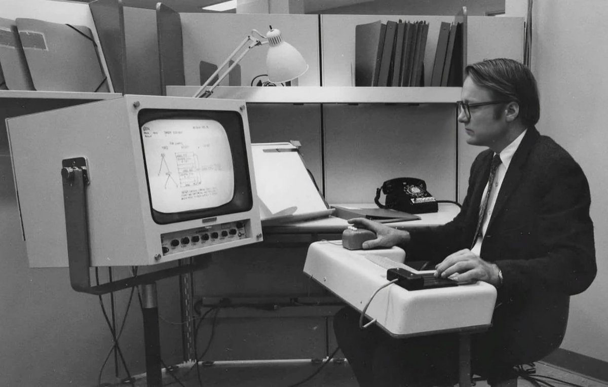 ApuliaRetro's tweet image. 9 dicembre 1968, San Francisco. Douglas Engelbart muove un piccolo oggetto di legno: il mouse. Sullo schermo compaiono finestre, testi che si modificano, collegamenti ipertestuali.
Il pubblico assiste incredulo: è la nascita dell’interazione moderna.