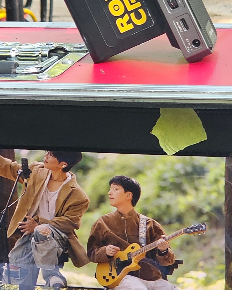 '사랑한 마음엔 죄가 없다' with 1theK 야외녹음실 .ᐟ
초록초록한 숲길 속 가을 소란, 함께 해요 :)

🔗 youtube.com/watch?v=uXmDKw…

#소란 #SORAN
#고영배 #서면호 #이태욱
#DREAM #사랑한마음엔죄가없다 #야외녹음실