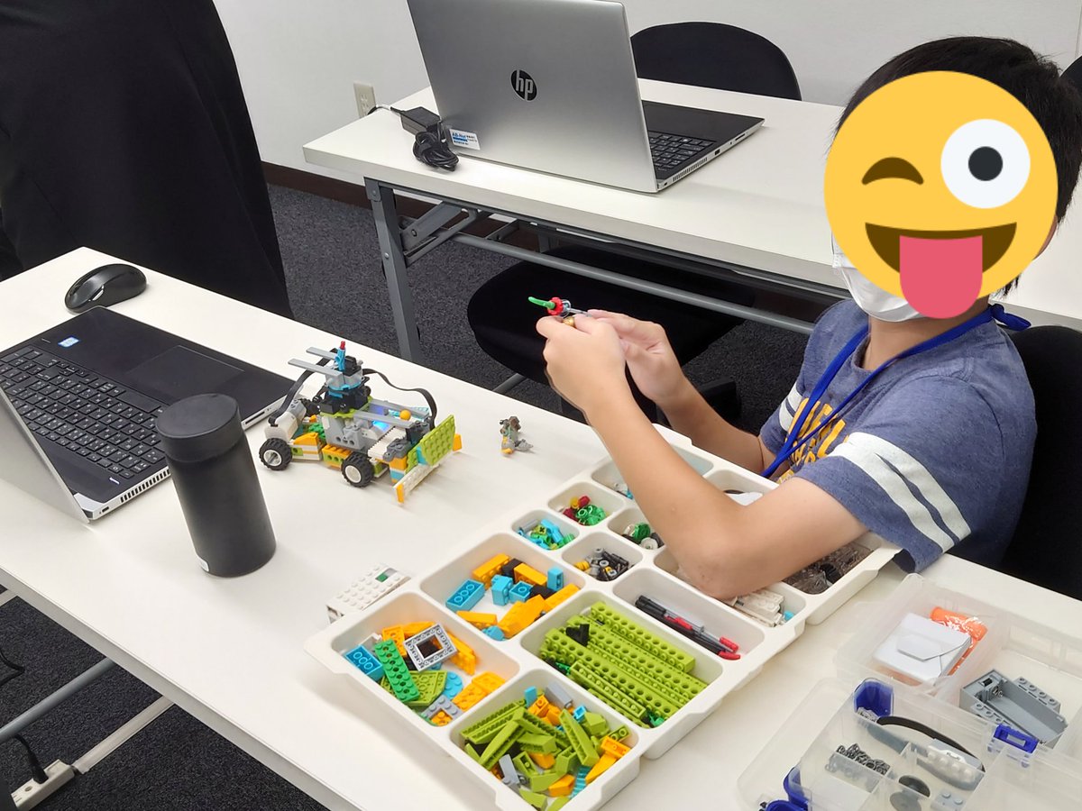 it_lecture's tweet image. 今月から中級コースの2人は、WeDo2.0を2セット使ってパーツも2倍で、基礎コースよりも複雑さも2倍になったプログラムを作っています。
上級コースはHTML/CSSを使ったグリッドレイアウト。
ほとんどホームページ作りに必要な機能は網羅しました。

AB-Netキッズプログラミング講座