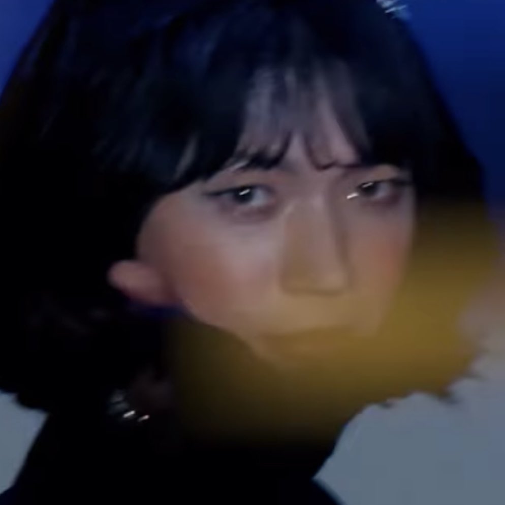 모종의 이유로 K대표에게 미인계작전을 펼치는 스파이견..
보시다시피 드가자마자 간파됐으나 놀라운 여장실력과 알수없는 자신감에 의외로 흥미를 느껴서 걍 냅두는데 (어디까지 하나보자)
한편 객관성박살난 N군, 그 속은 모르고 순조롭게 흘러가는 상황에 자신감이 하늘을 찔러서 혼신의 여성연기중