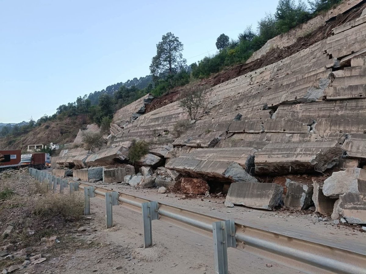 GulistanNewsTV's tweet photo. Jammu and Kashmir | Ramban: Major portion of protection wall collapses on Jammu–Srinagar Highway at Dalwas, one tube closed
#JammuSrinagarHighway #Ramban #Dalwas #HighwayUpdate #TrafficAlert #GulistanNews https://t.co/SeCScdd0A6