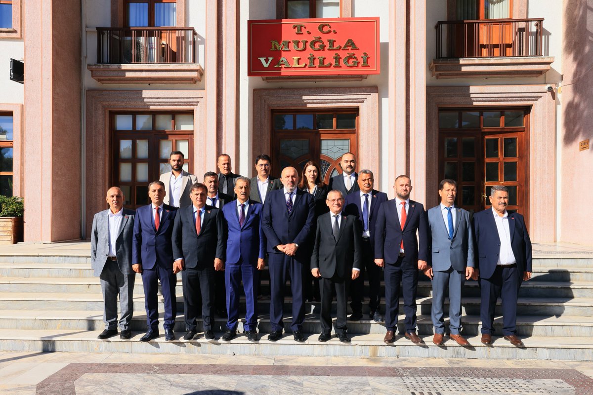 19 Ekim Muhtarlar Günü dolayısıyla Türkiye Muhtarlar Konfederasyonu Başkanı Kadir Delibalta, yönetim kurulu üyeleri ve Muğla Muhtarlar Federasyonu Başkanı Hayrettin Akay ile 13 ilçe muhtarlar derneği başkanları Vali Vekili ve Menteşe Kaymakamı Mehmet Eriş’i ziyaret etti.