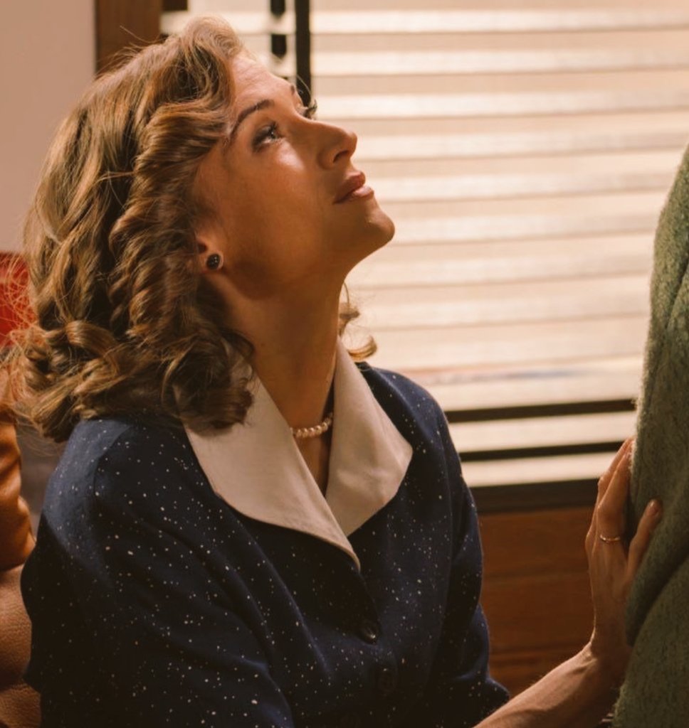 sva142's tweet photo. gawd, just look at how much she adores her wife 🤧 https://t.co/dvmEIf7g05