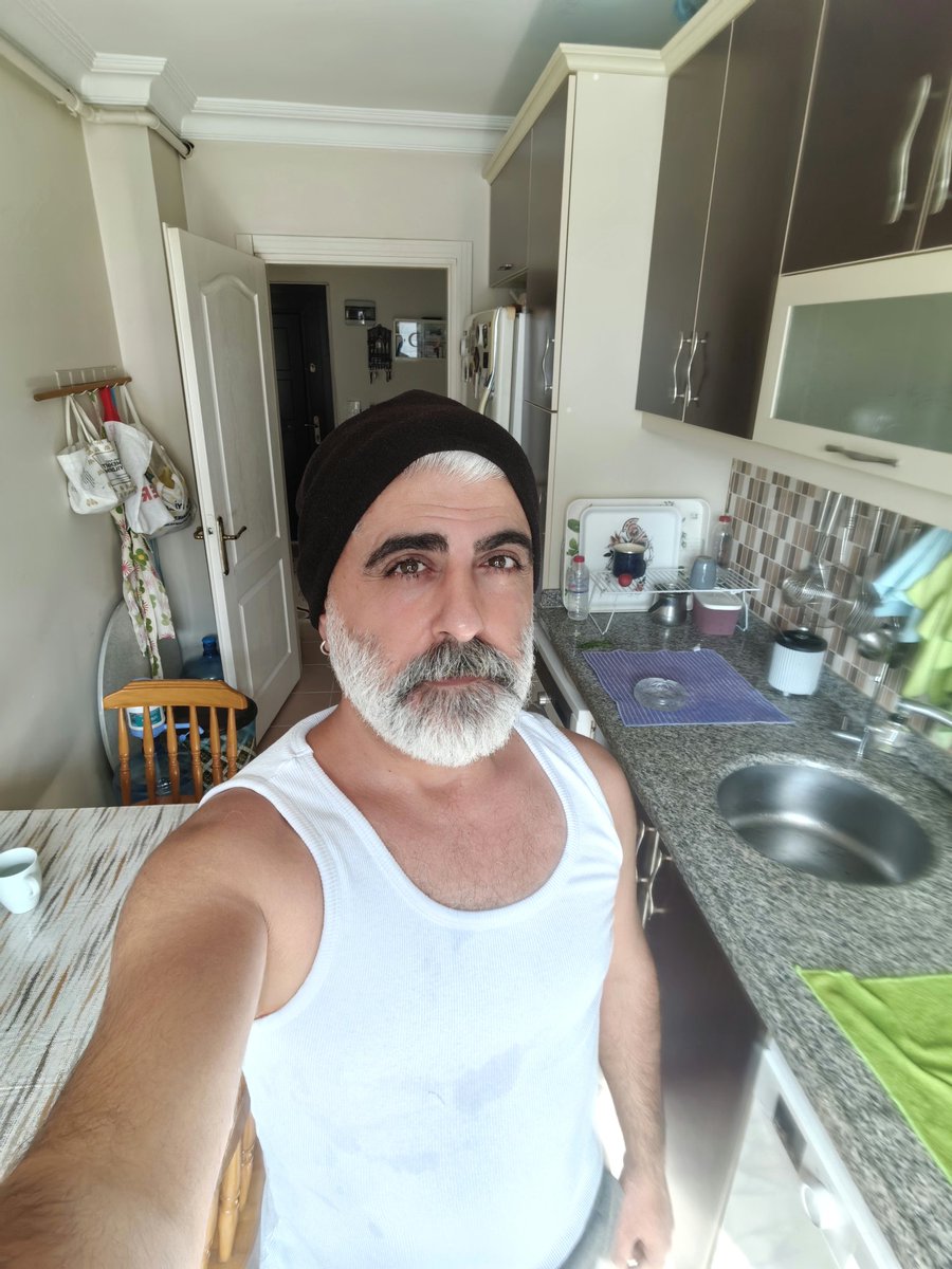 Bulaşıkları bitirir, mutfağa çeki düzen verir, muzaffer bir komutan gibi poz veririm. Elim ayağım ciff kokuyor ama olsun.