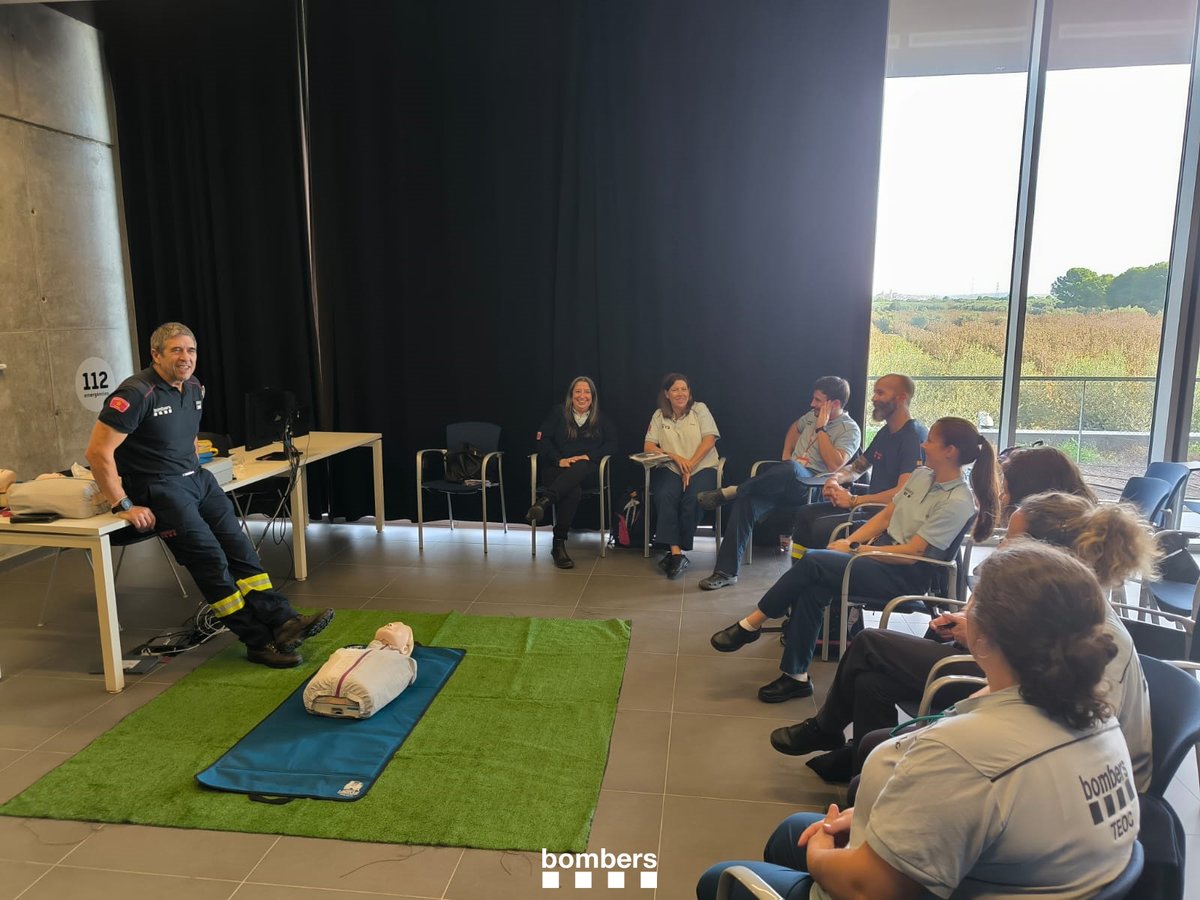 bomberscat's tweet photo. Avui, el personal operador de les sales de control de #RECentre, #RETarragona i #RETerresEbre #bomberscat #TEOCS hem fet una nova jornada formativa en gestió i actuació de suport vital bàsic i ús del DEA. Aquesta formació s'està duent a terme a totes les regions d’emergències https://t.co/jdHHqDfp2p