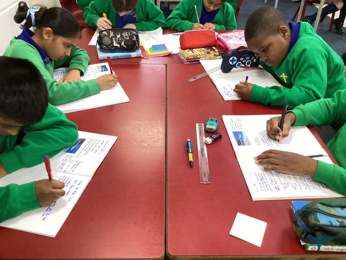 U4StRomero's tweet photo. Writing poetry using an image of the ocean in English. https://t.co/4DoMTLtgHG