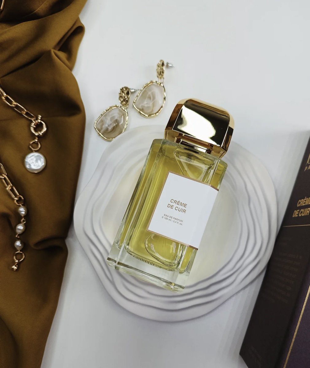 Bdk Crème De Cuir 
أنصح به المقبلين على خطوبة أو زواج 
لأنه من أجمل العطور الرومانسية الحالمة 
 والذي يوازي جمال ونعومة الساحر الشهير..
  La Nuit De L'Homme  
" كولونيا" باودرية (مسكية) 
تتخللها نفحات فاكهية حمضية عذبة
وتقدم الجلود بأنعم وأرق مايكون ❤️
 #رابطة_عشاق_العطور