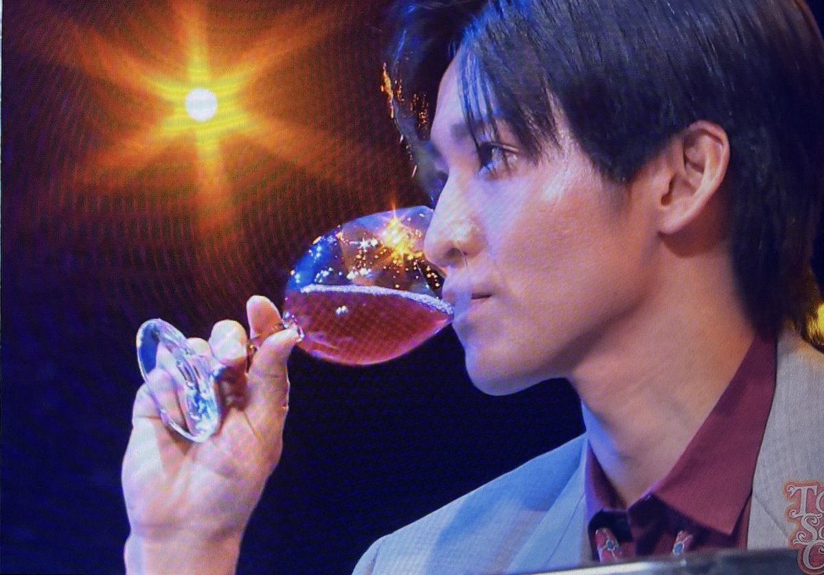 F7NxXPqtwScx8R6's tweet image. #それスノ
#目黒蓮
#TSC
バブリー感をだしたスーツで
バー🍷デート
凄い肩だけど😆蓮くんなら何着てもカッコいい✨✨✨