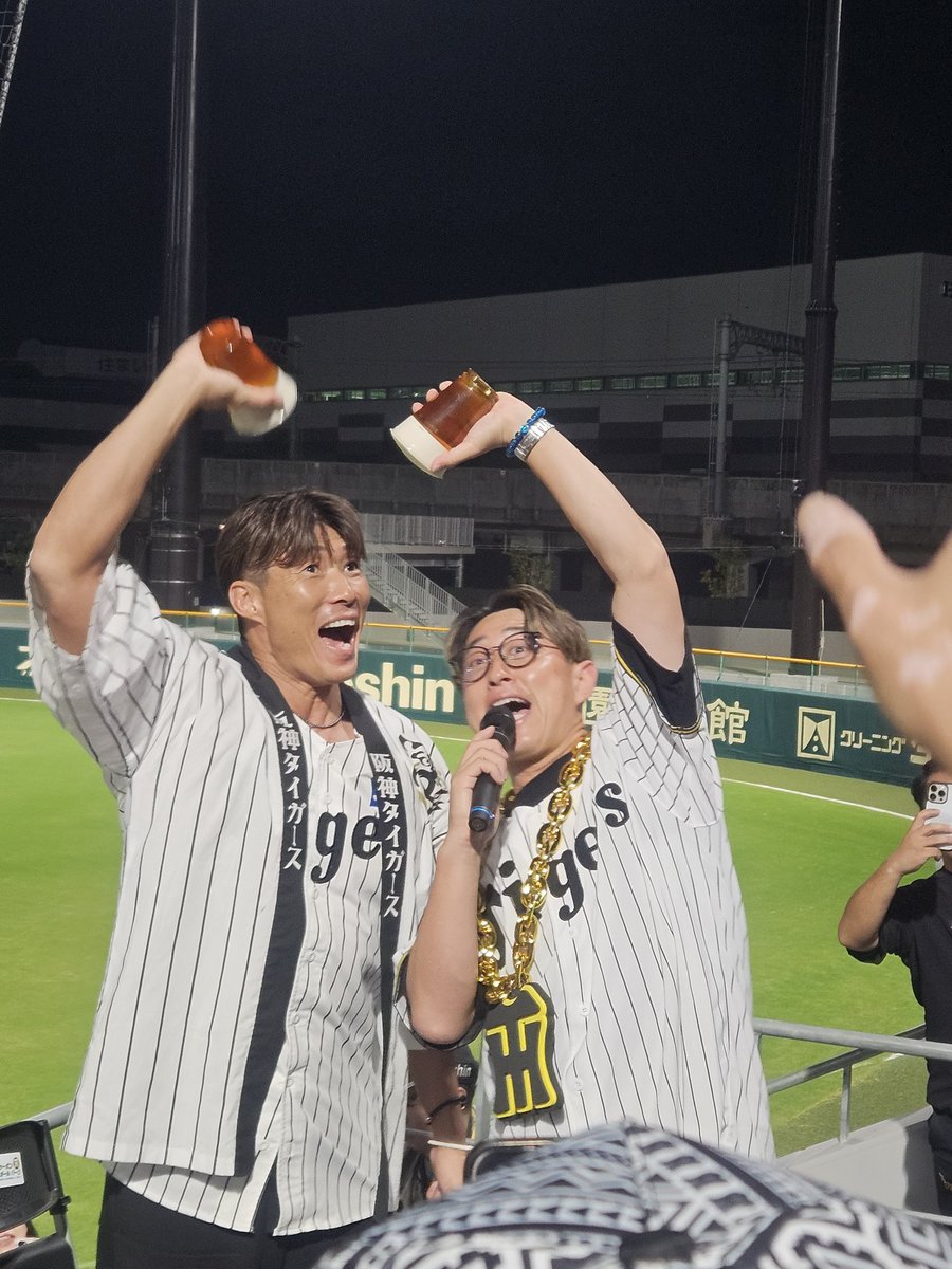Sak_bear's tweet photo. 目の前で乾杯🐯🍻
#糸井嘉男  #今成亮
#阪神タイガース https://t.co/hivwIS2evu