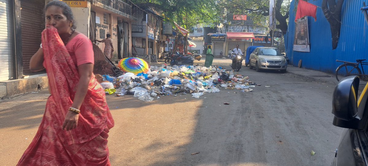 ms_aftab's tweet photo. 9am @mybmcWardHW 35th road&amp;MMKlane jn outside public toilet @mybmcSWM
Complete wholesale garment market garbage.See newly built public toilet.Chinaiwadi SLUM lady told me BMCis late.2nd clip @MMRDAOfficial #Unclean #Bollywood divider,not maintained green bed @ShelarAshish #Diwali https://t.co/e1lU15Y5Jz