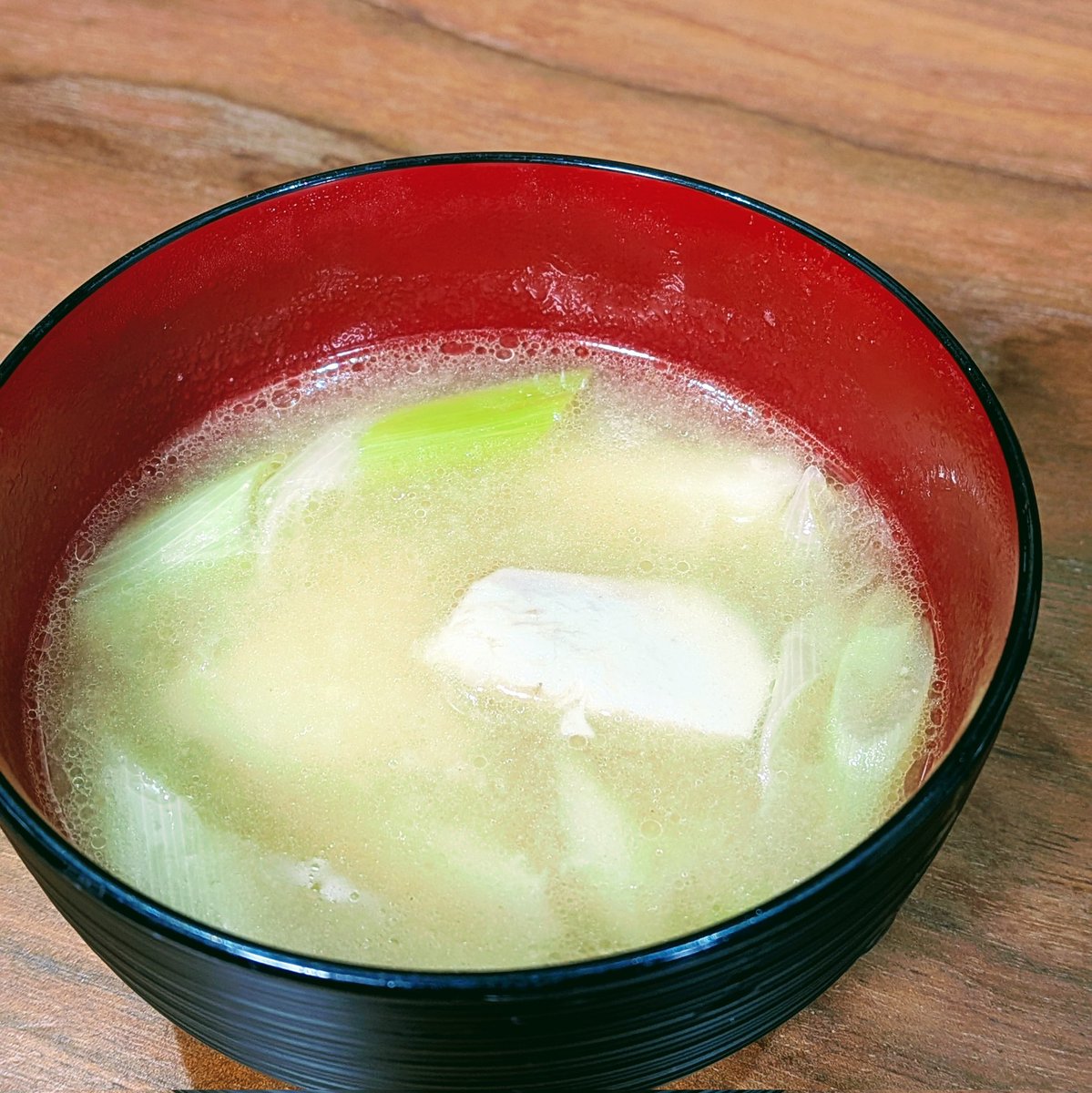 汁物ダブルＷになっちゃった
 #ロールキャベツ で  #ポトフ
里芋とネギの  #お味噌汁
ごちそうさまでした😋

今日は思いっきり肘をぶちけちょった
ﾊｳｱｯ(+ᾥ+｀)ｷｭｩ0(:3 _ )～
鏡で🪞見たら擦りむいてたぁー🩸
見たら余計痛くなったwww