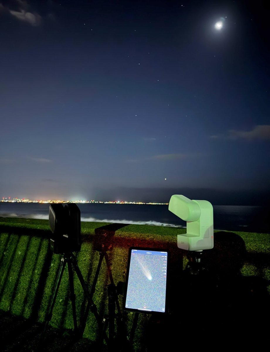 明け方の津軽海峡上空。月齢26の有明の月、しし座、金星にレモン彗星が加わり、静かな晩秋の海辺は、いつになく賑やかになっています。#函館 #レモン彗星 #C-2025A6