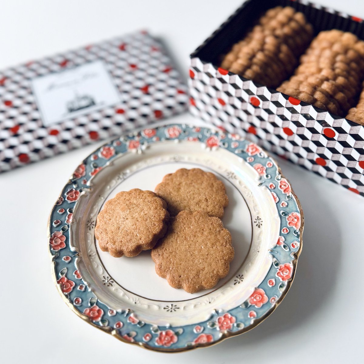 マモンエフィーユのジンジャービスキュイ缶。これおいしくて止まりませ