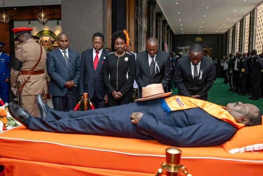 🚨🇰🇪 Kenya – Nairobi : L’hommage à Raila Odinga tourne au drame. Les forces de sécurité ont tiré sur la foule, provoquant une bousculade meurtrière : 3 morts et plusieurs blessés. L’opposition réclame une enquête indépendante. #Kenya #RailaOdinga #Nairobi
