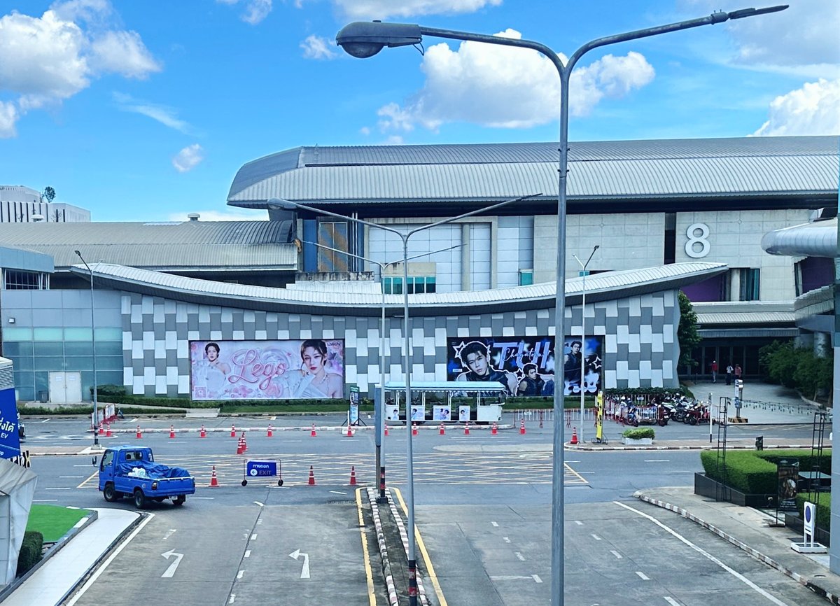 Unpetaloid's tweet photo. มาถึงรีบไปเก็บป้ายยัยนู๋คนสวยก่อนเลย สวยจึ้ง สวยเริ่ด สวยสุด สวยมาแต่ไกล ร้ากกก 🤍
#Lego_Rapeepong
#LYKNDuskAndDawnConcert https://t.co/8awqJynUGl