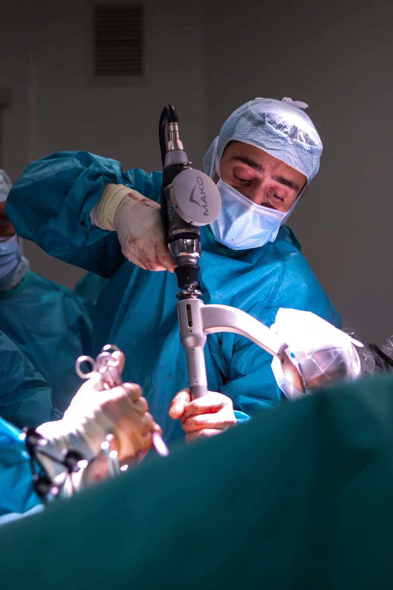 🤖 Cirugía de cadera más precisa y menos invasiva gracias al robot #MakoSmartRobotics™
✅ Abordaje anterior sin cortar músculos
✅ Menor dolor y recuperación más rápida
✅ Planificación 3D para resultados simétricos y seguros
📲clinicacemtro.com/clinica-cemtro…

🥼 <a href="/ClinicaCEMTRO/">ClinicaCEMTRO</a>