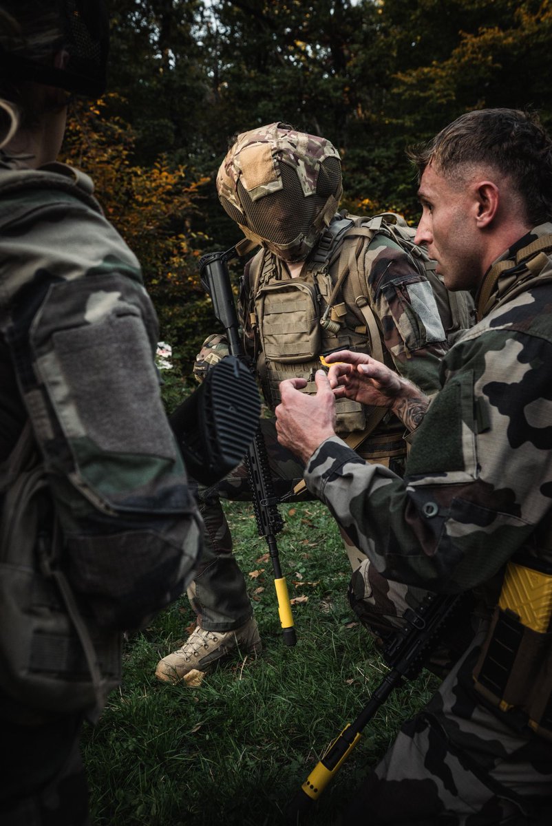 93eRAM's tweet image. Le week-end dernier, nos réservistes de la batterie Taillefer ont quitté la tenue civile pour retrouver le treillis. Direction Chambaran pour une nouvelle phase de #PrépaOps avec au programme : entraînement au combat rapproché, au combat en zone urbaine 🪖 puis au TIOR.