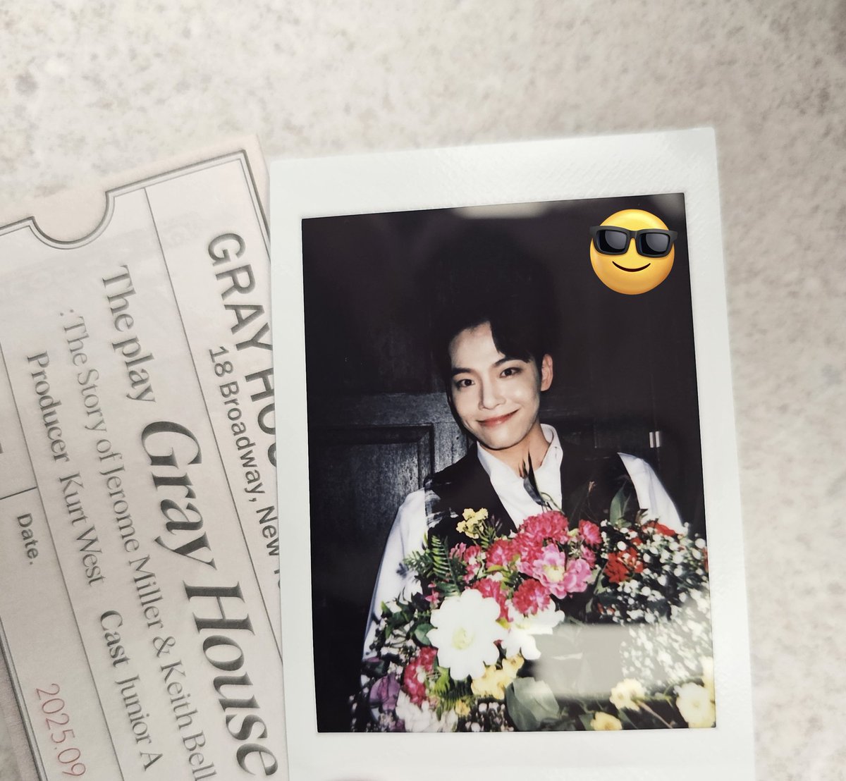 #얘네집엔_미쳐버린_폴라중독자
#길거리소년들은_폴라만_주면_뭐든지_해

꽃다발 봐. 짱이지.