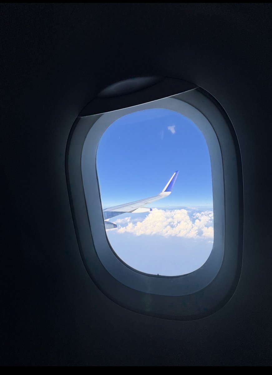 chadu_ranga's tweet image. Where the sky meets sky ☁️ 

Share your flight pic high up there ✈️