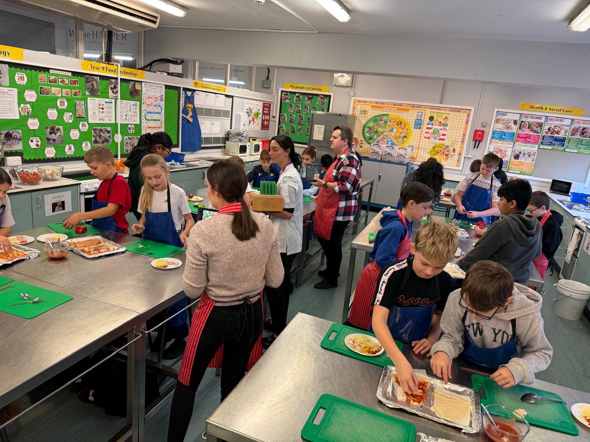 HarperGreen's tweet photo. Just looking at these images from @HighfieldBolton visit today really makes us want to be in that classroom! Wow … a second day of #pureexcellence! Massive well done. We can smell the pizzas and cupcakes from here 😋 #primaryvisit #ourcomminity #wah #proud https://t.co/UgrPTawrX7