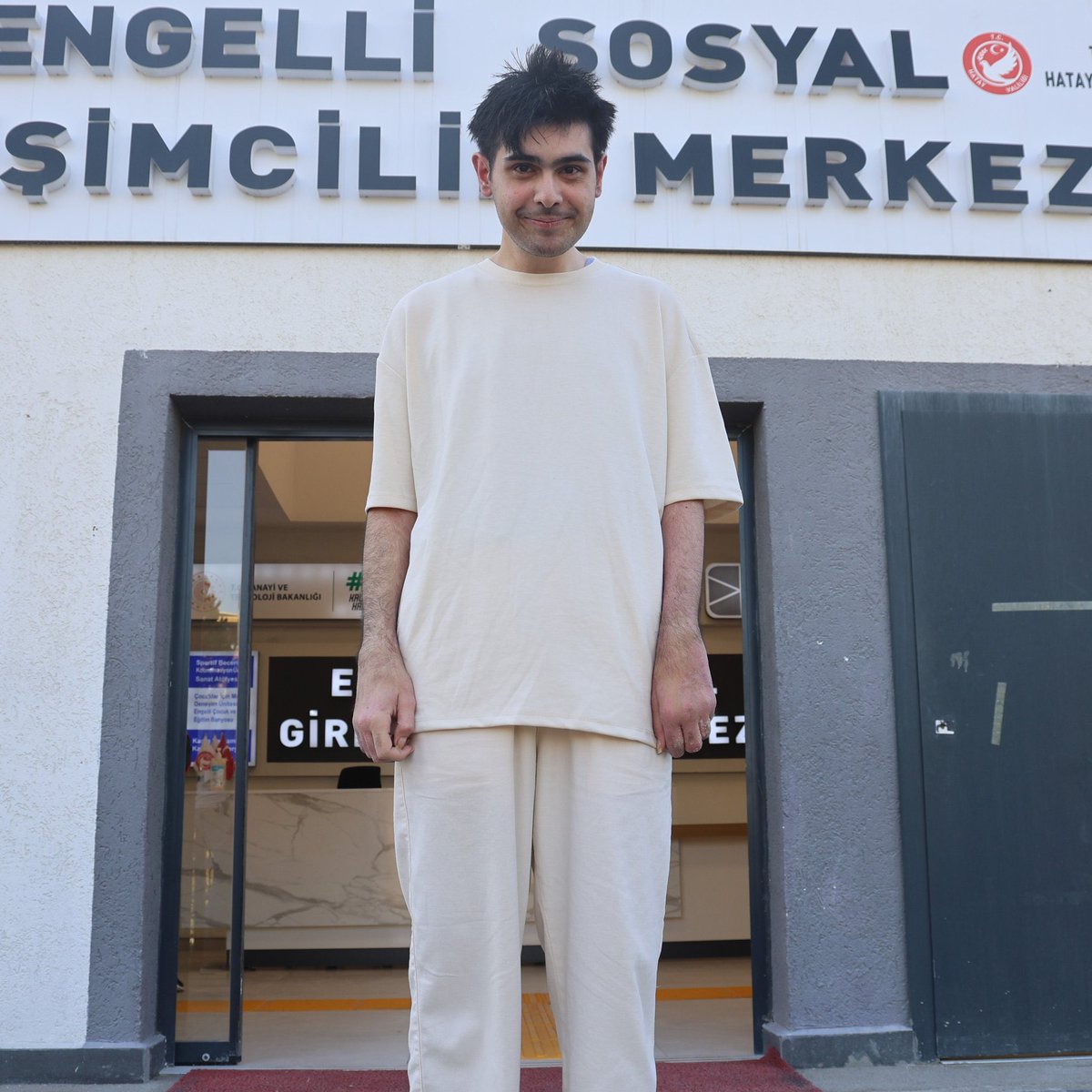 Depremden sonra evden çıkmayan Barış Özbay, saatler süren diyalogla ikna edilerek 3 yıl sonra duş aldırıldı ve tıraş ettirildi.