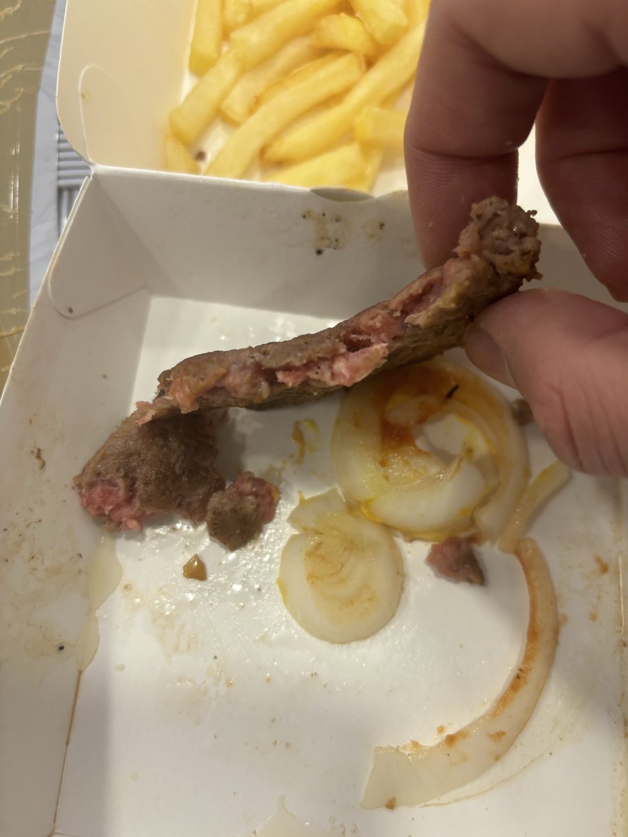 muontherun's tweet image. mcdonalds’dan sipariş söyledik gelen hamburgere bakınm. pişirmeseydiniz