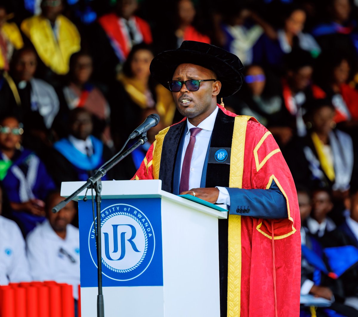 Rwanda_Edu's tweet photo. The Vice Chancellor of @Uni_Rwanda, @mdkayihura, at the 11th #URGraduation2025, urged graduates to stay current by continuously updating their knowledge, especially in emerging technologies like AI, to remain relevant in a rapidly changing world.

“We celebrate you joining an elite community of scholars in a world transformed by technological innovation and the dynamic nature of work,” he said.