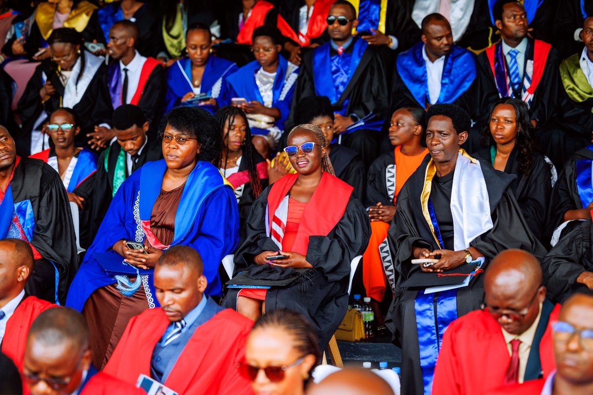 Rwanda_Edu's tweet photo. The Vice Chancellor of @Uni_Rwanda, @mdkayihura, at the 11th #URGraduation2025, urged graduates to stay current by continuously updating their knowledge, especially in emerging technologies like AI, to remain relevant in a rapidly changing world.

“We celebrate you joining an elite community of scholars in a world transformed by technological innovation and the dynamic nature of work,” he said.