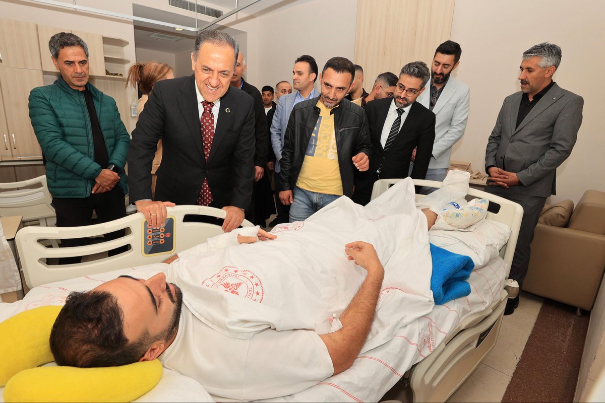 Geçirdiği trafik kazası sonucu yaralanan ve Bingöl Devlet Hastanesinde tedavi altına alınan Anadolu Ajansı Bingöl muhabiri Rıdvan Korkulutaş kardeşime 'geçmiş olsun' ziyaretinde bulunarak durumu hakkında İl Sağlık Müdürümüz Dr. Samet Tatlı’dan bilgi aldım.
Rıdvan kardeşime en