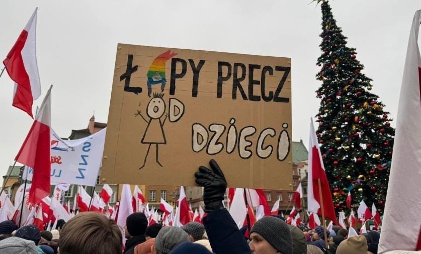 Nauczyciele protestują przeciw homopropagandzie w szkole!

Działacze LGBT zszokowani!

W jednej z poznańskich szkół miało dojść do przeprowadzenia tzw. szkolenia równościowego przez aktywistów Grupy Stonewall. Do wydarzenia jednak nie doszło, ponieważ sprzeciw wyrazili