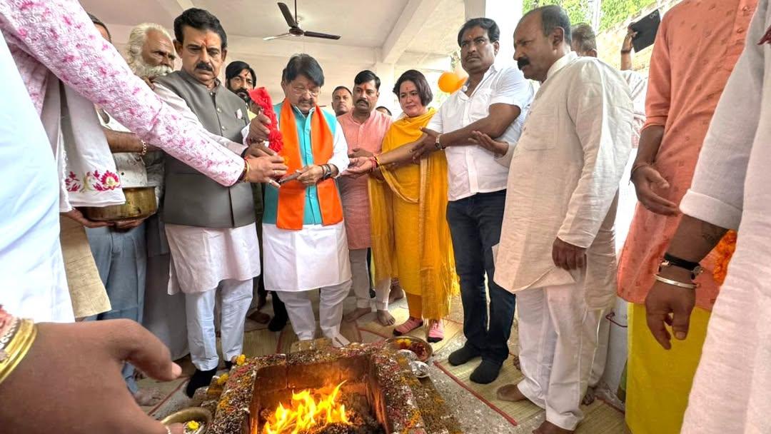 गावो विश्वस्य मातरः !!!

आज इंदौर में श्री दास बगीची में नवनिर्मित गौशाला के उद्घाटन का सुअवसर प्राप्त हुआ। यह क्षण संस्कृति, श्रद्धा और गौसेवा का अनुपम संगम बन गया। इस मौके पर गौमाता की पूजन-अर्चन कर सर्वमंगल की कामना की। 

गौमाता हमारी आध्यात्मिक चेतना की अखंड ज्योति हैं... धरा