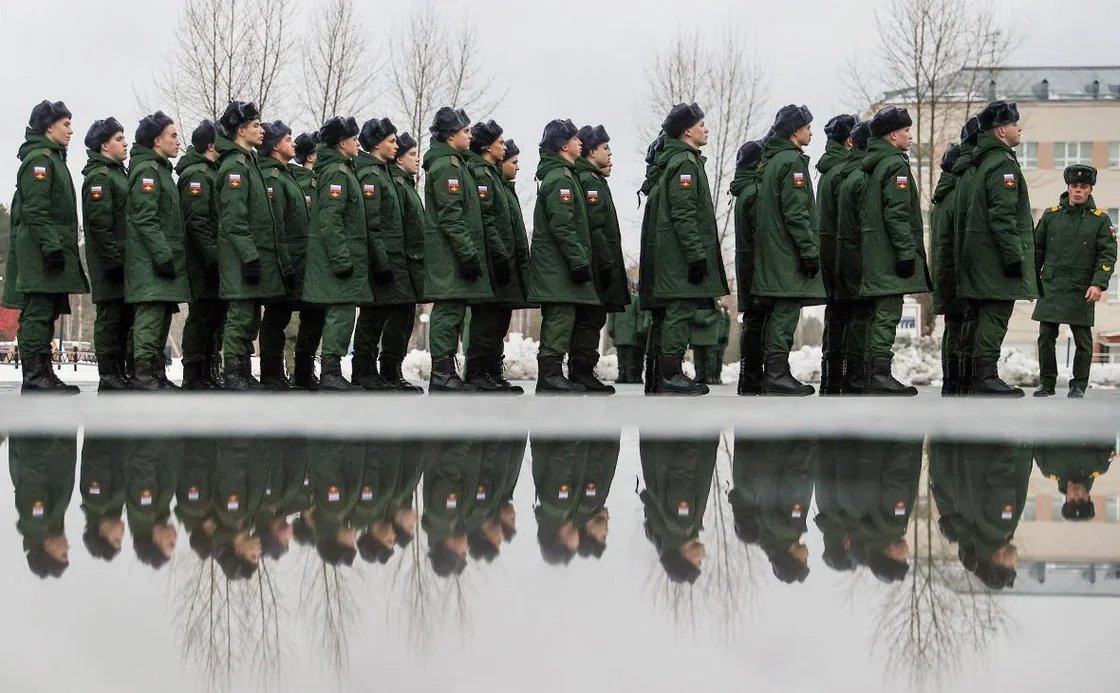 ❗️ Срочников, попавших в элитные российские части, угрозами и стрельбой заставили подписать контракты об отправке на войну в Украину.

О давлении на новобранцев и махинациях командиров «Эху» стало известно из попавших в распоряжение редакции жалоб матерей в аппарат